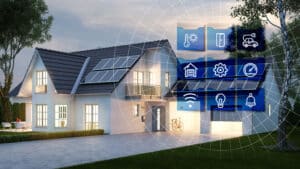 Maison intelligente avec panneaux solaires au crépuscule. Icônes de domotique: température, sécurité, recharge VE, garage, éclairage, Wi-Fi, alerte.